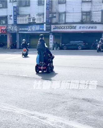 新莊電動輪椅載2幼童「三貼上路」 警：依法可罰500元