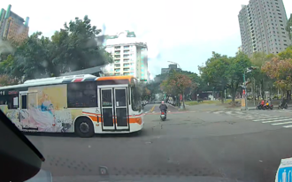 台中公車「又闖紅燈」！阿嬤嚇到催油門急逃 網：罔顧人命