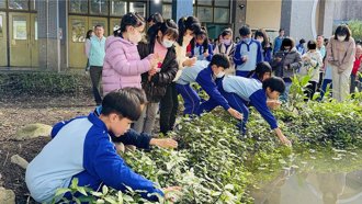 宜蘭五結鄉螢火蟲復育計畫 孩童見幼蟲直呼「好可愛」