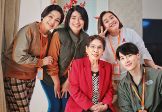 老公不要看！鍾欣凌被180帥哥煞到 「一臉花癡」揮手求關注