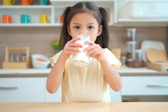 喝牛奶助長高 飲用前做1事：長高因子全跑光