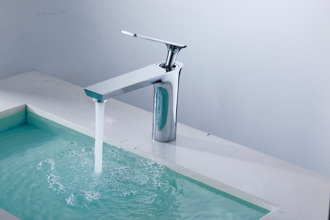 洗澡水1年半没换！整缸发黑 樱花妹激推：能抗菌