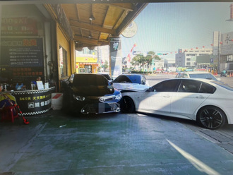 外送員「鬼切」惹禍！ 自小客車急閃失控路邊4車無辜遭撞