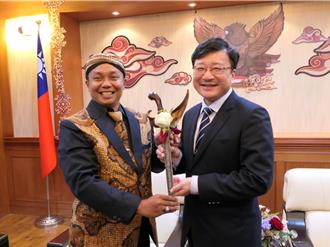 印尼親王贈虎科大「克里斯劍」 加強糖業、偶戲交流