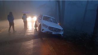 山區轎車意外滑落邊坡！ 苗栗警方協助車上2人脫困