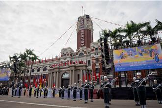 元旦府升旗典礼预演　百工百业代表领唱国歌