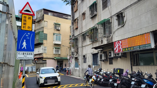 台北市信义区嘉兴街设置「行人优先区」，提醒驾驶要注意。（图／翻摄自台北市信义区嘉兴里里长郑智耀脸书）