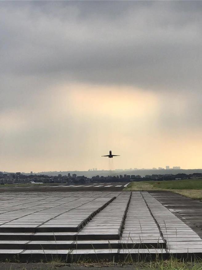 国家运输安全调查委员会表示，松机15年前就设置EMAS系统（俗称拦阻床），围墙也配合採用易碎材质，提升安全性。（摘自松山机场粉专／陈佑诚台北传真）