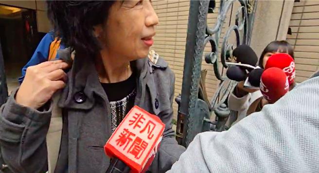 陈佩琪早上出门直奔银行。（杨亚璇翻摄）