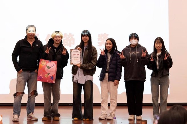 世新大学广电系电视组「非戏剧类电视制作」由金钟制作人李景白指导，并为学生颁奖。(照片/世新大学提供)