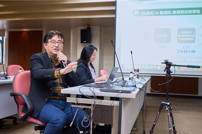 政大应数系副教授蔡炎龙（左）认为，并非人人都要成为AI工程师，而是在自己的专业领域内具备AI素养，进而实现跨域精神。（政大提供／林志成台北传真）