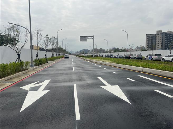 莊泰路南北貫穿塭仔圳地區，其中有700公尺將在農曆年前通車。（呂健豪攝）