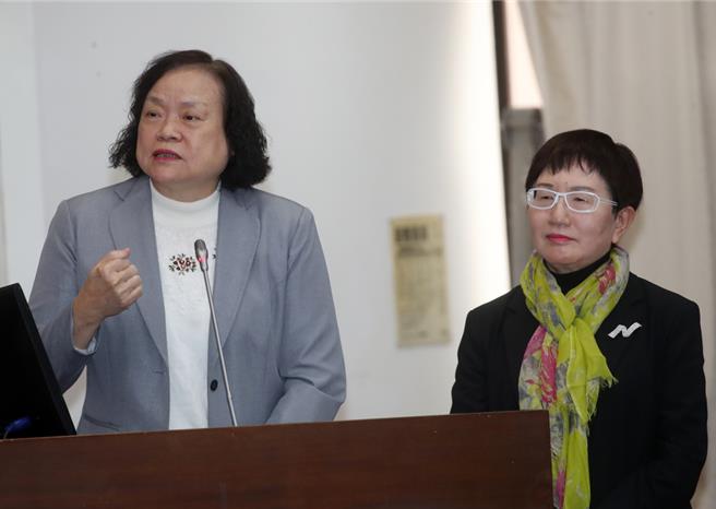 立法院财政委员会30日邀请行政院秘书长龚明鑫、行政院主计长陈淑姿（左）、财政部长庄翠云（右）就「行政院表示：因财划法修正，114年度总预算须重编」进行专题报告。（刘宗龙摄）