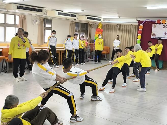 3队选手今天练习拔河。（李京升摄）