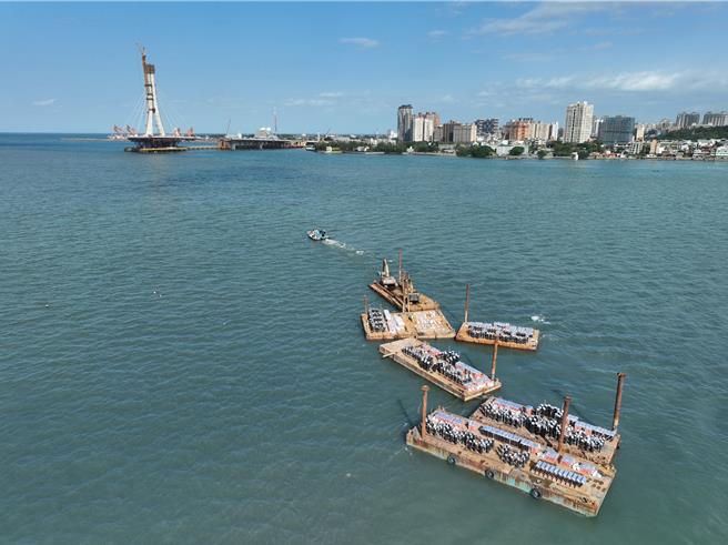 平台船前进淡水河口布置，并以打桩的方式加强固定。（高滩处提供）