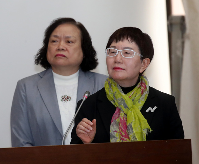 图为行政院主计长陈淑姿（左）、财政部长庄翠云（右）。两人日前在立院否认总预算要重编。（资料照／刘宗龙摄）