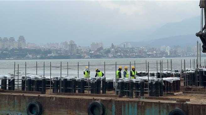 今年烟火弹全数布置于六艘平台船，以淡江大桥为背景设置于淡水河口。（高滩处提供）