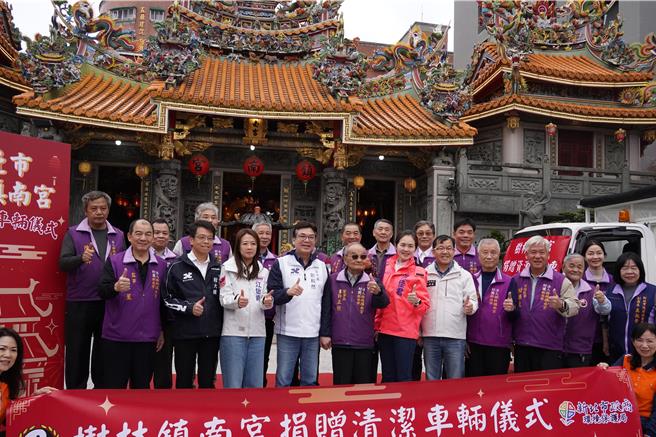 树林镇南宫捐增资源回收车予树林清洁队。（新北市环保局提供）