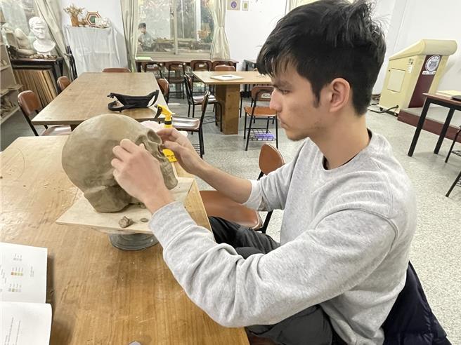 參與「青年教育與就業儲蓄帳戶方案─青年體驗學習計畫」的余奕，向達人拜師學藝，學習陶土創作。（教育部提供／林志成台北傳真）