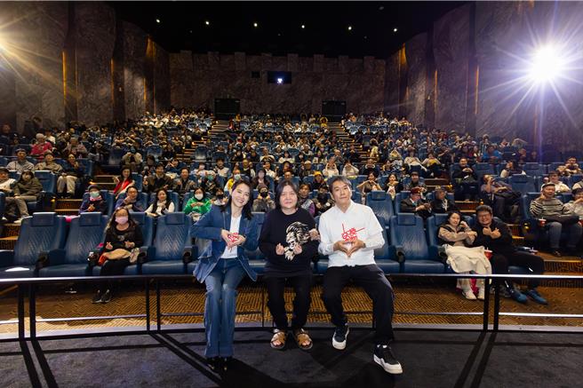 左起曾宝仪、出品人邱瓈宽以及导演林明谦勤跑《交换礼物》映前映后。（台北双喜提供）