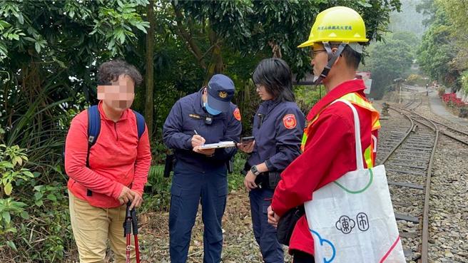 阿里山林鐵及文資處27日會同警方，取締遊客違規行走鐵道開單。（林鐵及文資處提供／廖素慧嘉縣傳真）