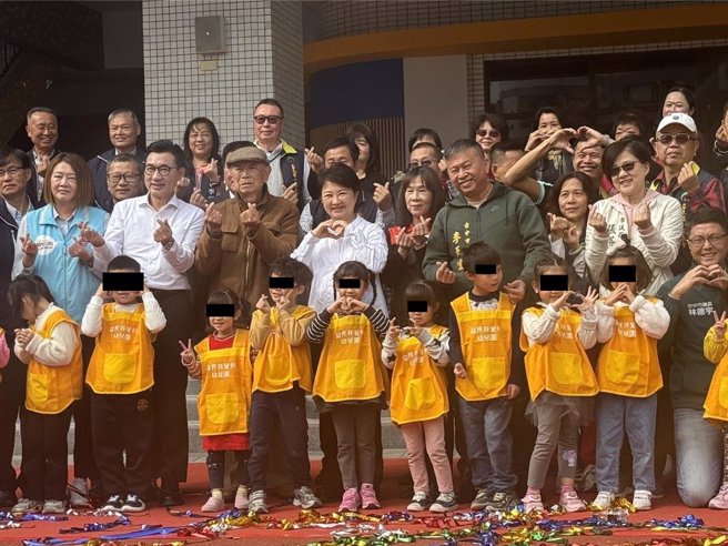 台中市大里区益民国小活动中心（含非营利幼儿园暨地下停车场）30日启用，包括台中市长卢秀燕与多位民代到场，连现年91岁高龄的益民国小前校长黄玉安也重返校园同庆。（潘虹恩摄）