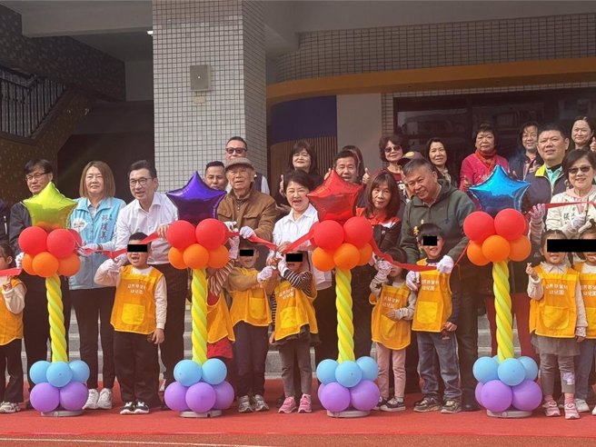 台中市大里区益民国小活动中心（含非营利幼儿园暨地下停车场）30日启用，台中市长卢秀燕出席与孩子们共同剪彩，场面欢乐。（潘虹恩摄）