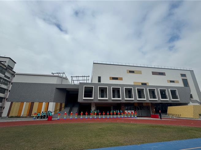 台中市大里区益民国小设校34年来缺乏大型集会场所，经地方争取，中市府投入2亿7600万余元兴建活动中心、幼儿园与地下停车场，30日落成启用。（潘虹恩摄）
