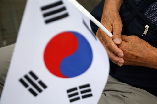 韓國一項最新的民調顯示，超過6成韓國民眾支持政權更迭。（路透社）