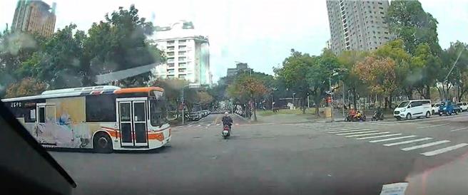 公车司机闯红灯。（民眾提供／李京升台中传真）