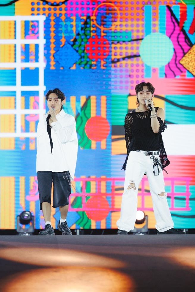 展瑞（左）、展荣展现诱人的舞台魅力。（星展娱乐提供）