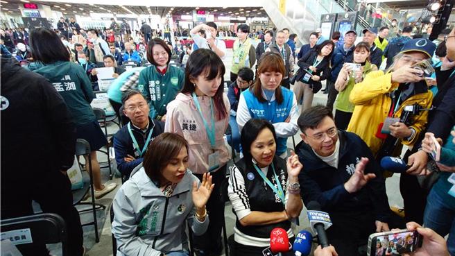 藍委柯志恩（前排中）日前出席高雄車站天棚啟用典禮，遭綠營立委包圍喊財劃法對高雄不公，陷入長達10多分鐘論戰。（本報資料照／任義宇攝）