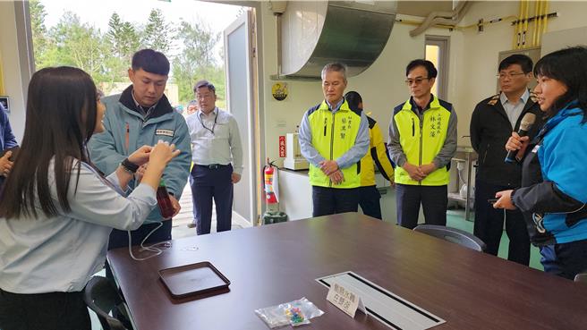 双湖园水资中心环境教育设施30日揭牌，成为澎湖第一座国家级认证水资源与湿地环境教育设施。澎县副县长林皆兴（右二）、秘书长蔡淇贤（右四）、工务处长林文藻（右三）听取环境教育。（许逸民摄）