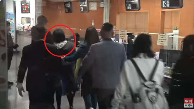 為救丈夫柯文哲，陳佩琪親赴北院補交4000萬保金 。