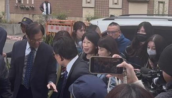 柯妻陳佩琪赴台北地院辦保。（賴佩璇攝）