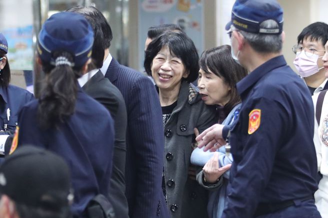 柯文哲的夫人陳佩琪女士（中）30日前往台北地院為丈夫辦理交保手續，完成後帶著笑容離開。（黃世麒攝）