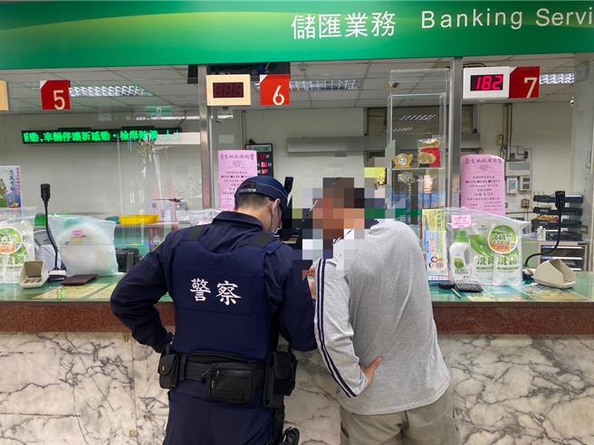 段姓卖家在二手网站卖iPhone16，差点被骗走近3万元，行员发觉有异，通知警方到场即时拦阻。（警方提供／叶静美彰化传真）