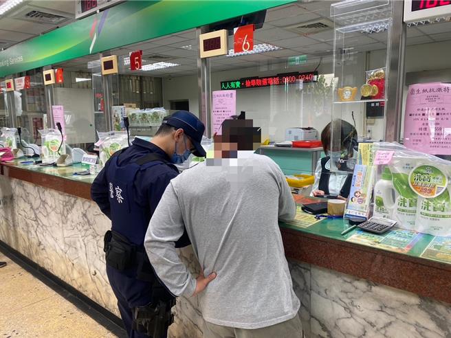 段姓卖家在二手网站卖iPhone16，差点被骗走近3万元，行员发觉有异，通知警方到场即时拦阻。（警方提供／叶静美彰化传真）