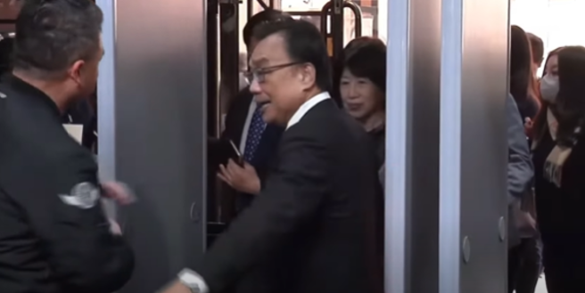 柯文哲妻子陈佩琪今下午1时40分许，带着4千万元前往台北地院办理交保。（图 / 刘咏韵翻摄）