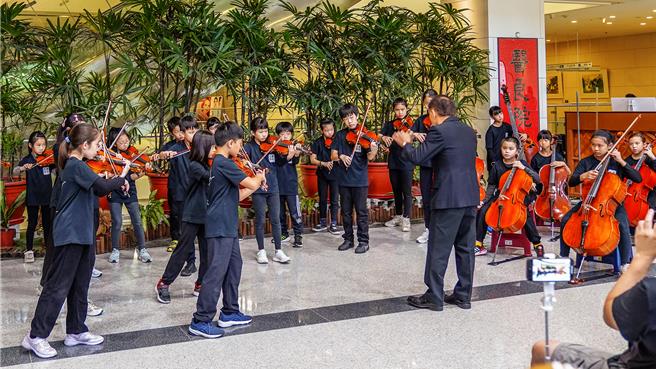 竹北市兴隆国小弦乐团30日到中医大新竹附设医院演出「触动兴弦感恩音乐会」，演奏令人振奋的音乐。（罗浚滨摄）