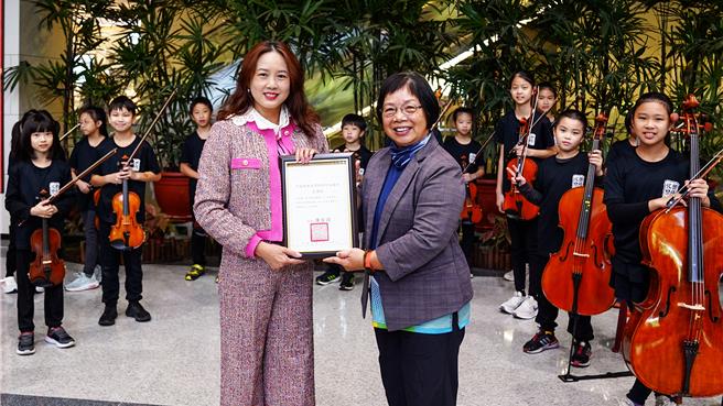 竹北市兴隆国小弦乐团30日到中医大新竹附设医院演出「触动兴弦感恩音乐会」，中医大新竹附医执行长张宜真（左）颁发感谢状给校长叶瑞珠（右），感谢兴隆国小生透过音乐抚慰家属和病患心灵。（罗浚滨摄）
