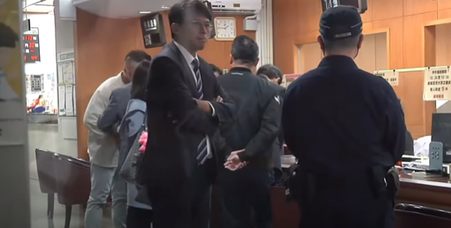 民眾党立委黄国昌约于下午2时许抵达北院，神情全程严肃。（图 / 刘咏韵翻摄）