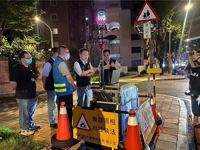 桃園市自明年1月1日起，若未使用認證合格排氣管並辦理變更登記者，則依《道路交通管理處罰條例》開罰最高1800元，且使用未認證排氣管車輛經攔查檢驗後，發現噪音超標不合格，再依《噪音管制法》最高可罰3600元。（桃園市環保局提供）