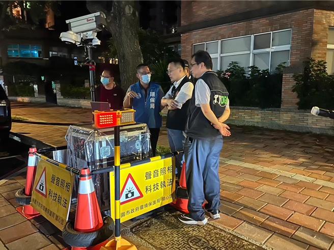 桃園市自明年1月1日起，若未使用認證合格排氣管並辦理變更登記者，則依《道路交通管理處罰條例》開罰最高1800元，且使用未認證排氣管車輛經攔查檢驗後，發現噪音超標不合格，再依《噪音管制法》最高可罰3600元。（桃園市環保局提供）