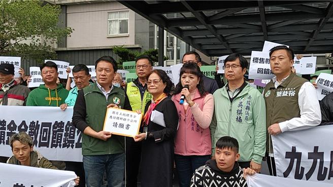 民进党南投县党部要求标售县有土地应回馈乡亲，南投县议员、草屯镇长候选人蔡铭轩将请愿书交给县府财政处长李良珠。（民眾提供／杨静茹南投传真）