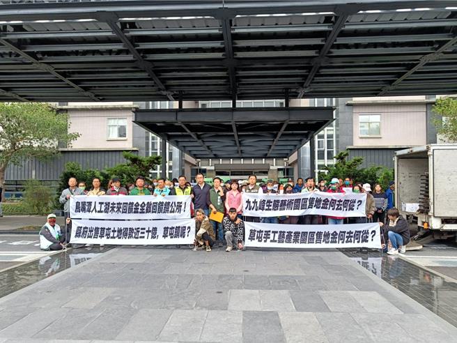 民进党南投县党部30日在南投县政府拉白布条抗议，要求县府土地标售金应回馈乡镇市公所。（民眾提供／杨静茹南投传真）