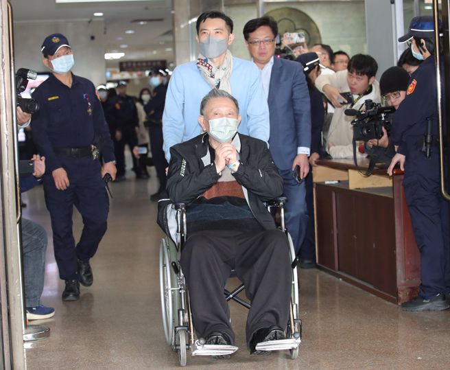 威京集团主席沈庆京（前）在京华城容积率案中涉行贿民眾党主席柯文哲，依违背职务行贿、图利罪起诉并求刑12年，起诉后获裁定4000万元交保，法院重裁命沈以1亿元交保、限制出境出海8月，配合科技监控；沈上午备妥加保的6000万元办保，下午离开北院。（黄世麒摄）