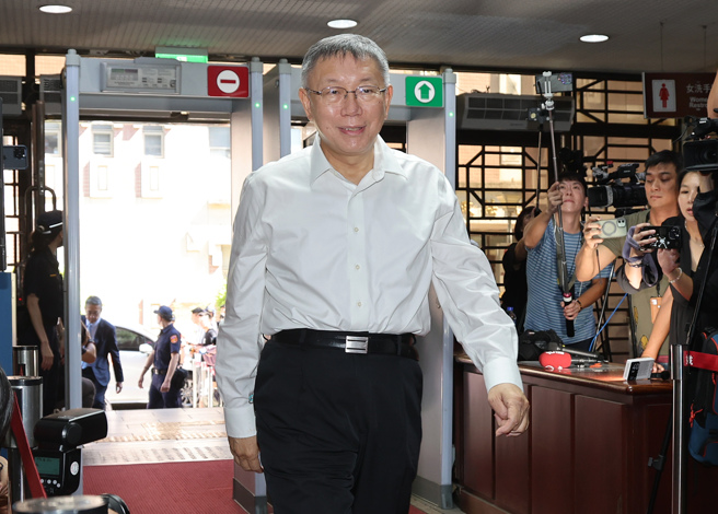 图为民眾党主席柯文哲9月5日神情自若地步入北院。（资料照／姚志平摄）