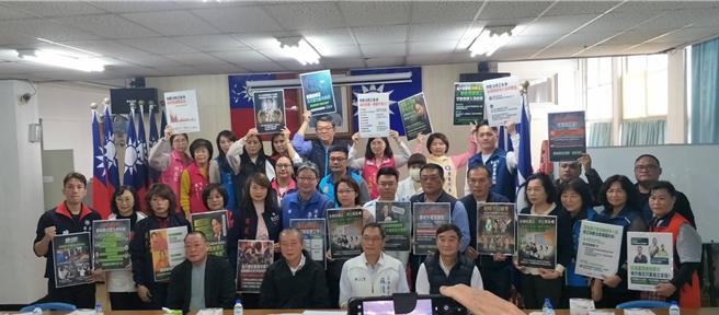 国民党屏东县党部邀集籍县议员、乡镇市长及代表等40多人参加座谈，拟出说帖，希望对民眾说明清楚，有关财划法的内容与修法精神。（国民党屏东县党部提供／罗琦文屏东传真）