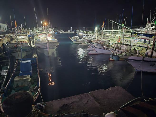 澎湖東吉嶼港口29日晚上突然湧入近40艘追逐白金「土魠」而來的漁船停泊，讓港邊罕見漁火點點，燈火通明。（民眾提供／許逸民澎湖傳真）
